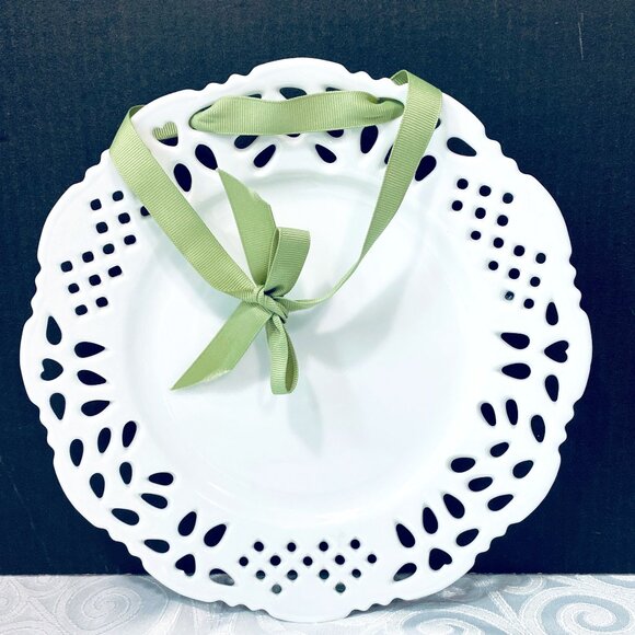 VTG Two'sCompany 10.25"White Porcelain Lattice Reticulated Hearts Plate W/Ribbon - Picture 1 of 3